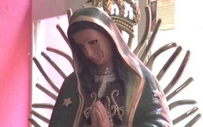 Дурное предзнаменование: из глаз статуи Девы Марии текут кровавые слезы